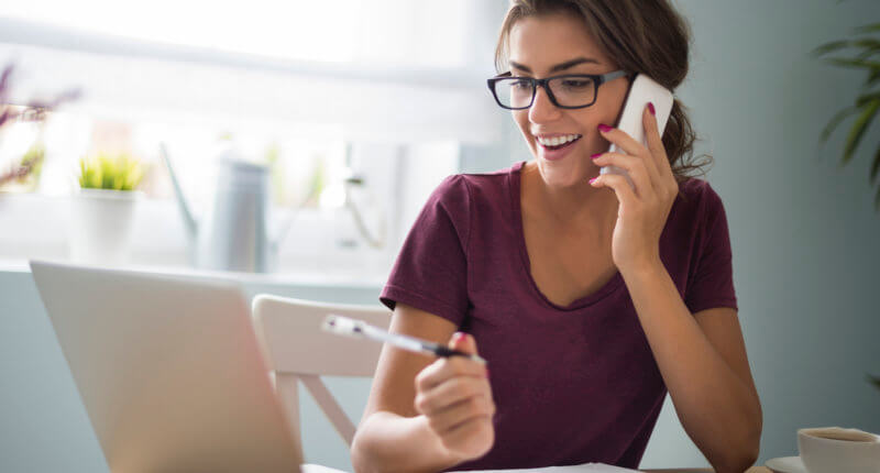 Profissional trabalhando em uma estratégia de marketing digital para pequenas empresas